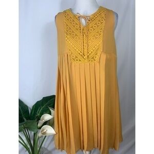She & Sky Sunflower Yellow Sleeveless Pleated Shift Chiffon Dress Size Small